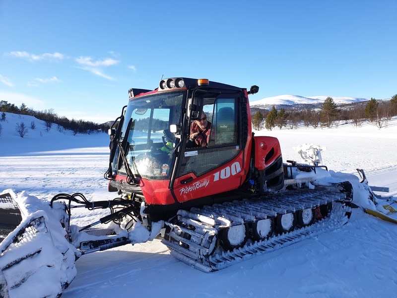Alvdal Turforenings løypemaskin, en PistenBully 100, kjøres ut fra Haustdalen